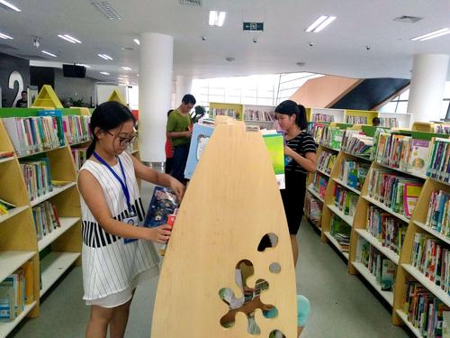 暑假华宇小记者走进达州图书馆2
